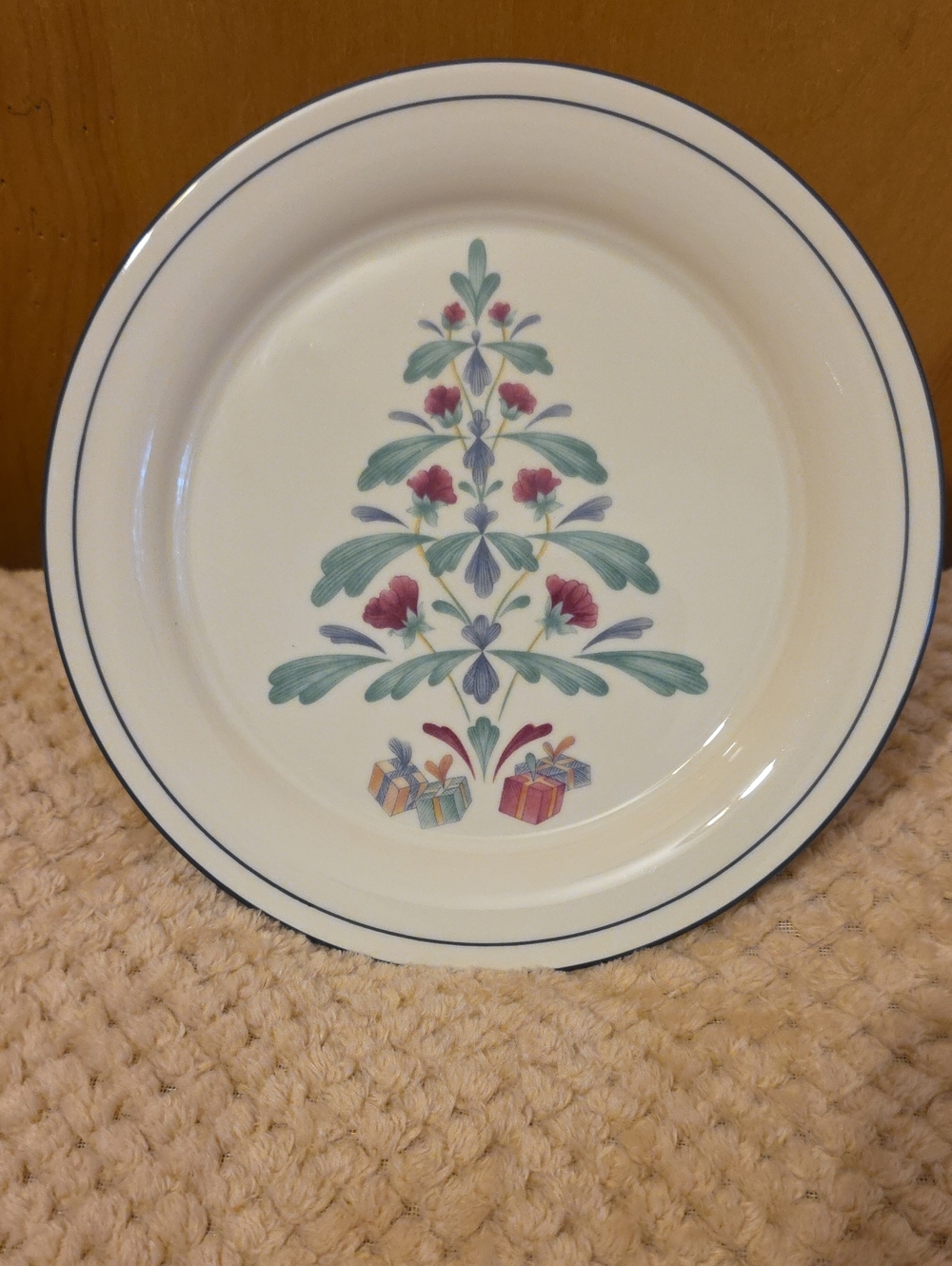 (1) Lenox Poppies On Blue Christmas Salad Plate 8 1/2 In.